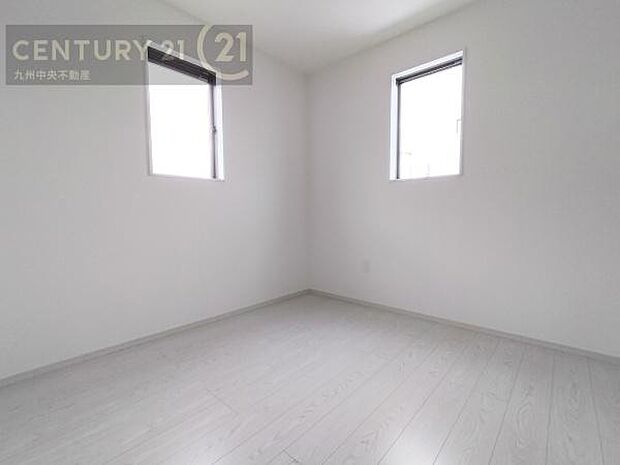 【洋室】2面採光を確保したお部屋。爽やかな風を感じて起きる朝は、快適生活の始まりに。