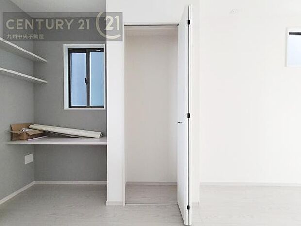 【スタディーカウンター】カウンターを付けることで勉強机、リモートワークなど家族の形に合わせた使い方ができます。