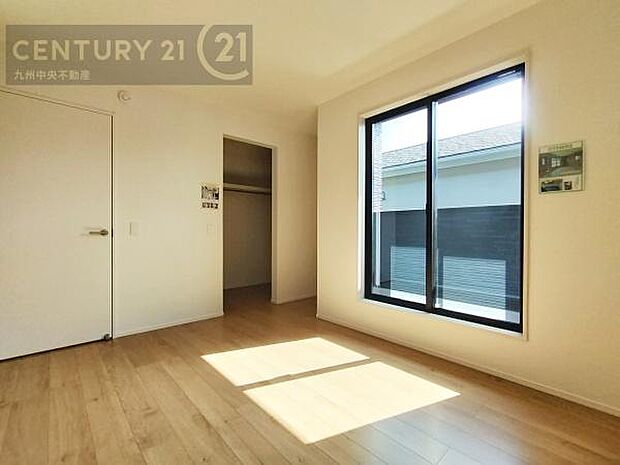 【洋室】開放的なバルコニーに面したお部屋。採光良好な快適空間です。