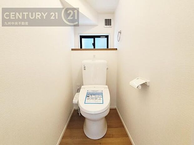 【トイレ】汚れてもサッとひと拭きでお手入れ簡単、エコ仕様の温水洗浄便座付きのトイレです。バリアフリーにも配慮しています。