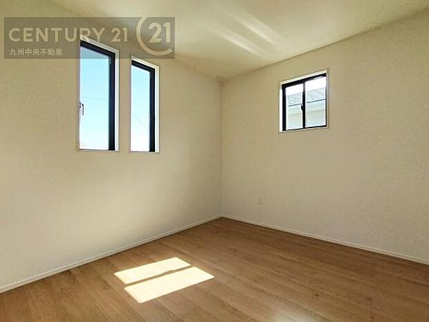 【洋室】2面採光を確保したお部屋。爽やかな風を感じて起きる朝は、快適生活の始まりに。