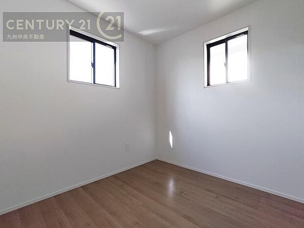 【洋室】2面採光を確保したお部屋。爽やかな風を感じて起きる朝は、快適生活の始まりに。