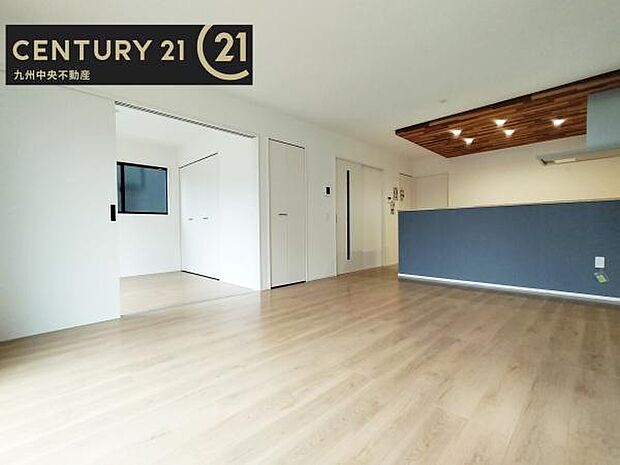 【リビング】暖かな光が包み込んでくれるLDKは家族みんなが自然と集まってくる場所。快適でゆったり寛げる空間となっています。