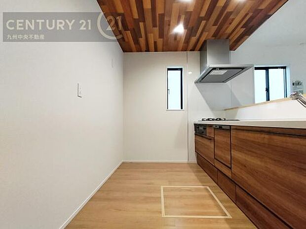 【キッチン】家族との会話を楽しめながら、お子様を見守りながら、お料理をすることができます。