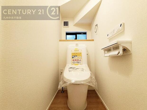 【トイレ】汚れてもサッとひと拭きでお手入れ簡単、エコ仕様の温水洗浄便座付きのトイレです。バリアフリーにも配慮しています。