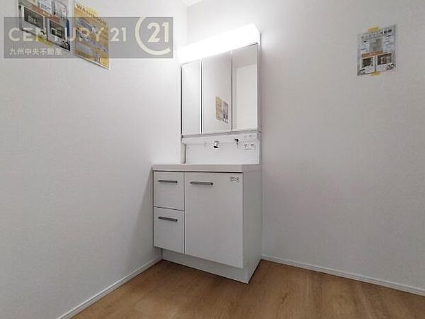 【洗面所】広々とした洗面スペースで朝時間も快適に。鏡の両サイドは、必要なものを取り出しやすく、大きな鏡面で朝の準備もスムーズに。