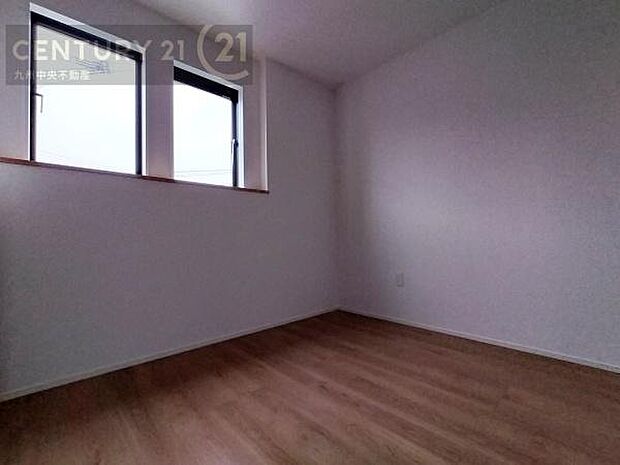 【洋室】家族一人ひとりの大切なプライベート空間。趣味に合わせて使って頂けるようシンプルに仕上げてあります。