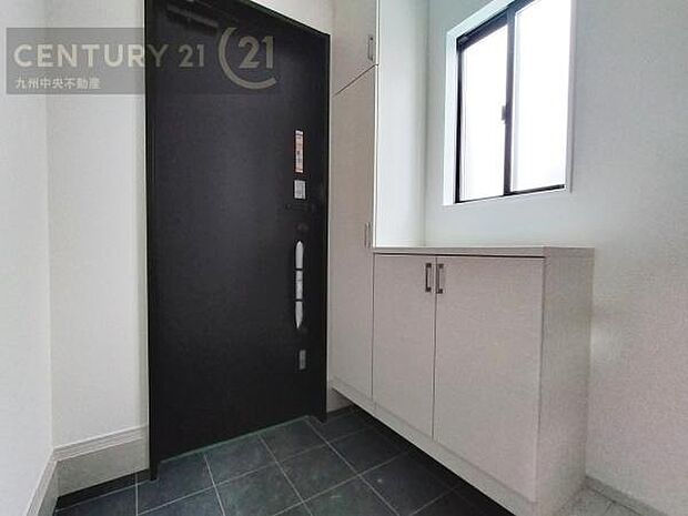 【玄関】玄関をスッキリに見せるために、シューズボックスを設置しました。オシャレは足元から。