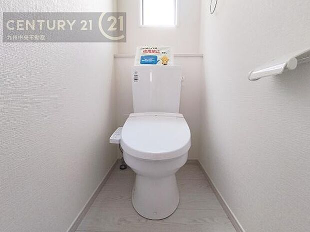 【トイレ】汚れてもサッとひと拭きでお手入れ簡単、エコ仕様の温水洗浄便座付きのトイレです。バリアフリーにも配慮しています。