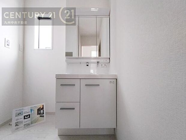 【洗面所】広々とした洗面スペースで朝時間も快適に。鏡の両サイドは、必要なものを取り出しやすく、大きな鏡面で朝の準備もスムーズに。