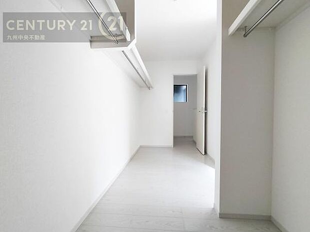 【ウォークインクローゼット】大型収納で片付け安心、生活にゆとりができ、お部屋もスッキリします。