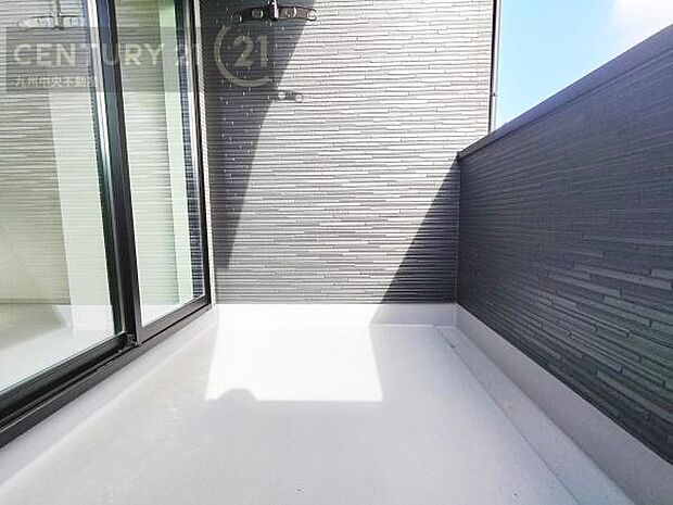 【バルコニー】日当たり良好なバルコニー。洗濯物やお布団もポッカポカに。