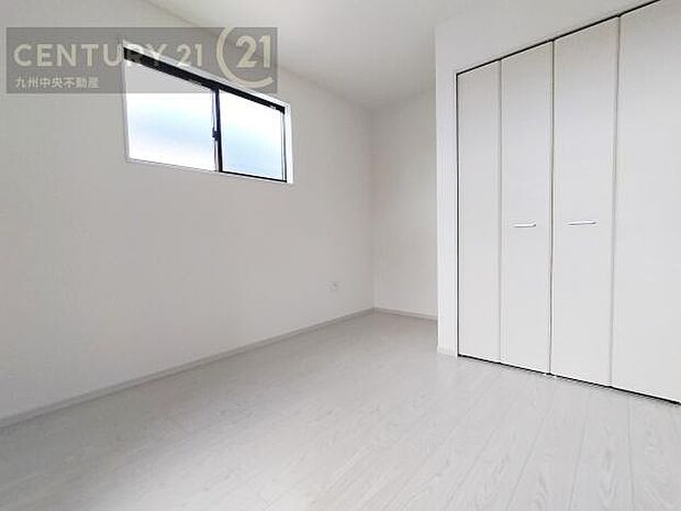 【洋室】家族一人ひとりの大切なプライベート空間。趣味に合わせて使って頂けるようシンプルに仕上げてあります。