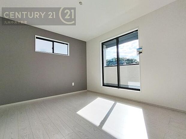 【洋室】開放的なバルコニーに面したお部屋。採光良好な快適空間です。