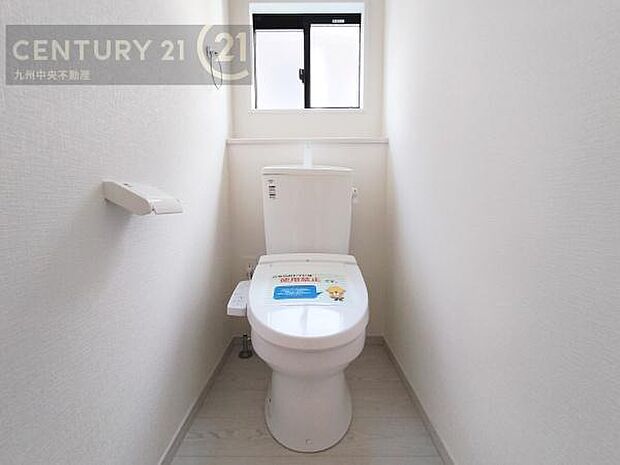 【トイレ】汚れてもサッとひと拭きでお手入れ簡単、エコ仕様の温水洗浄便座付きのトイレです。バリアフリーにも配慮しています。