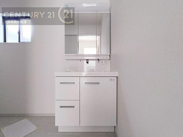 【洗面所】広々とした洗面スペースで朝時間も快適に。鏡の両サイドは、必要なものを取り出しやすく、大きな鏡面で朝の準備もスムーズに。