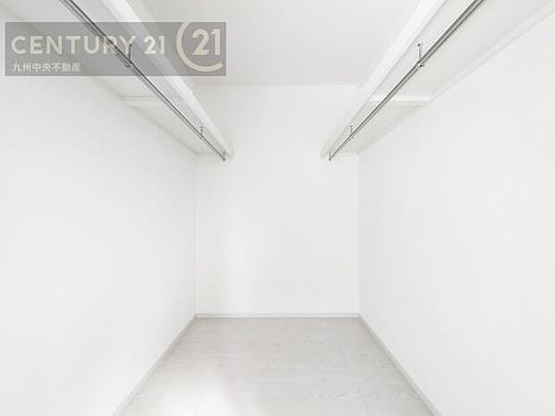 【ウォークインクローゼット】大型収納で片付け安心、生活にゆとりができ、お部屋もスッキリします。