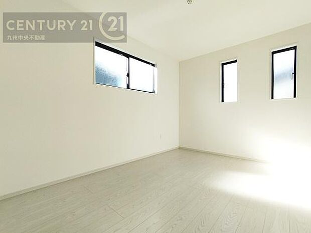 【洋室】2面採光を確保したお部屋。爽やかな風を感じて起きる朝は、快適生活の始まりに。