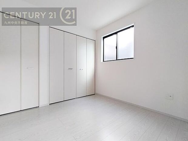 【洋室】家族一人ひとりの大切なプライベート空間。趣味に合わせて使って頂けるようシンプルに仕上げてあります。