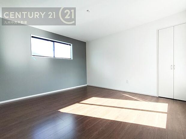 【洋室】開放的なバルコニーに面したお部屋。採光良好な快適空間です。