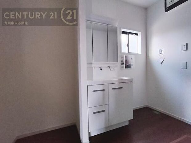 【洗面所】広々とした洗面スペースで朝時間も快適に。鏡の両サイドは、必要なものを取り出しやすく、大きな鏡面で朝の準備もスムーズに。