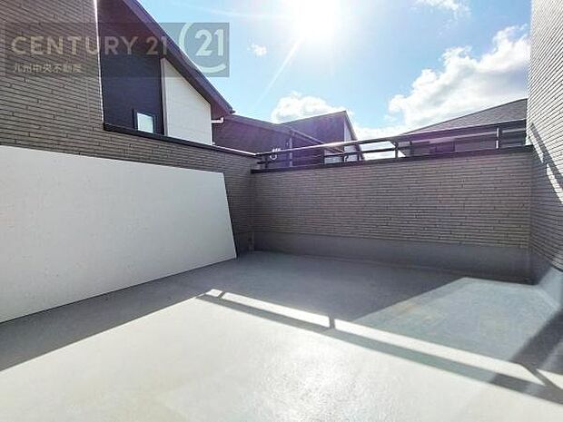 【バルコニー】広々バルコニー。日当たりも良く、洗濯物もよく乾きます。