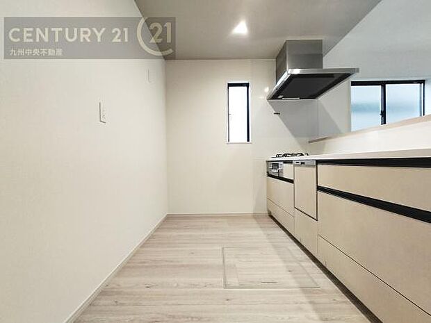 【キッチン】家族との会話を楽しめながら、お子様を見守りながら、お料理をすることができます。