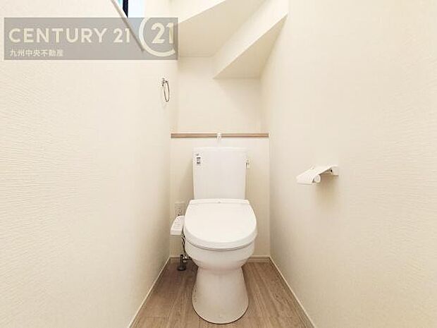 【トイレ】汚れてもサッとひと拭きでお手入れ簡単、エコ仕様の温水洗浄便座付きのトイレです。バリアフリーにも配慮しています。