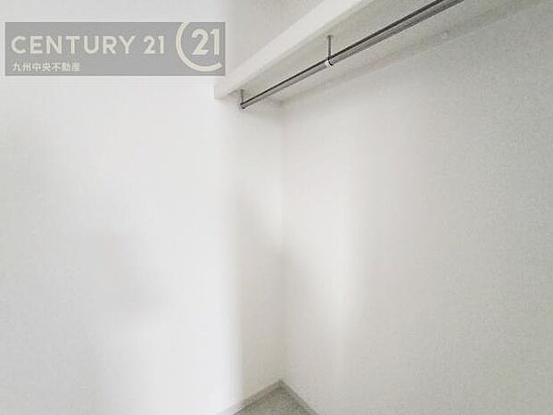 【ウォークインクローゼット】大型収納で片付け安心、生活にゆとりができ、お部屋もスッキリします。