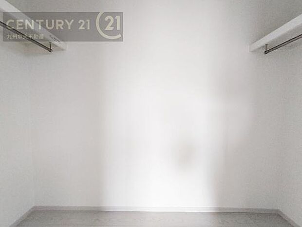 【ウォークインクローゼット】大型収納で片付け安心、生活にゆとりができ、お部屋もスッキリします。