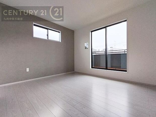 【洋室】開放的なバルコニーに面したお部屋。採光良好な快適空間です。