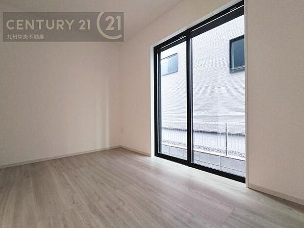 【洋室】家族一人ひとりの大切なプライベート空間。趣味に合わせて使って頂けるようシンプルに仕上げてあります。