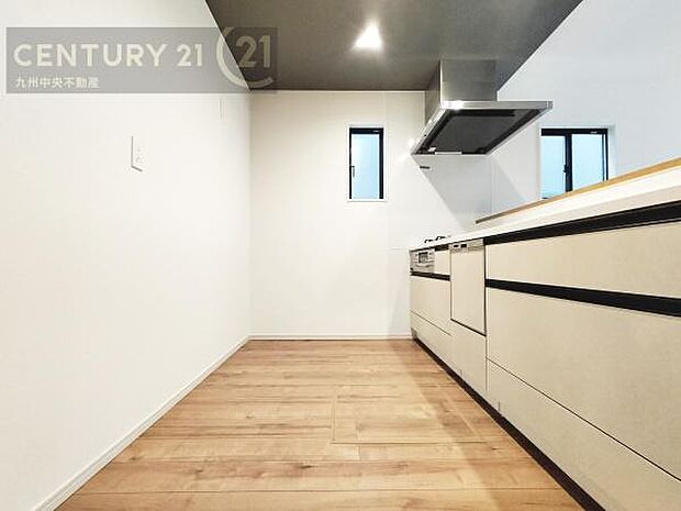 【キッチン】家族との会話を楽しめながら、お子様を見守りながら、お料理をすることができます。