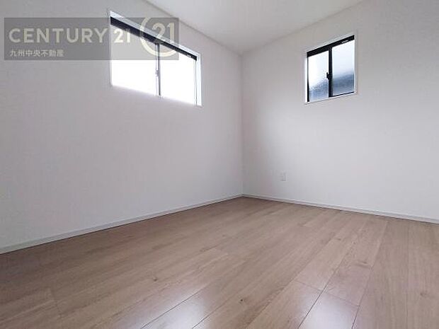 【洋室】2面採光を確保したお部屋。爽やかな風を感じて起きる朝は、快適生活の始まりに。