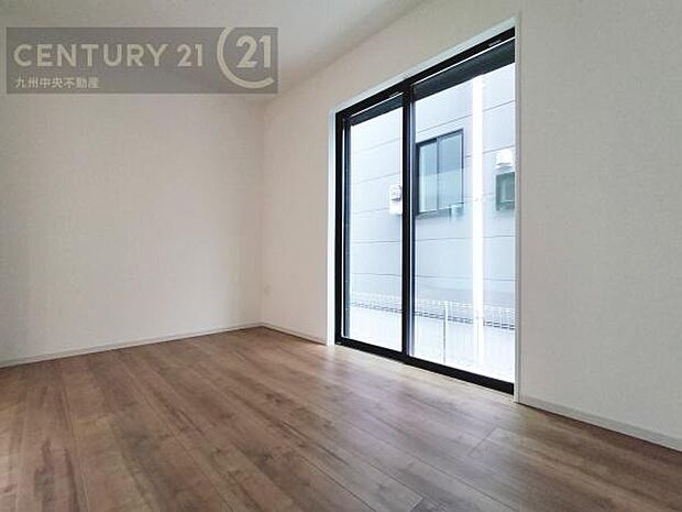 【洋室】家族一人ひとりの大切なプライベート空間。趣味に合わせて使って頂けるようシンプルに仕上げてあります。