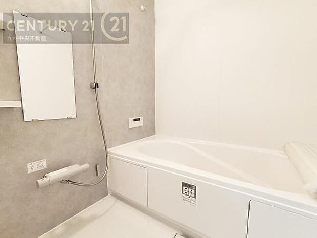 【ユニットバス】浴室暖房乾燥機付きで雨の日が多い梅雨の時期も安心です。また、冬のヒートショック対策としても活躍します。