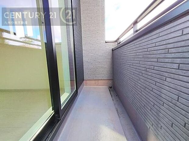 【バルコニー】日当たり良好なバルコニー。洗濯物やお布団もポッカポカに。