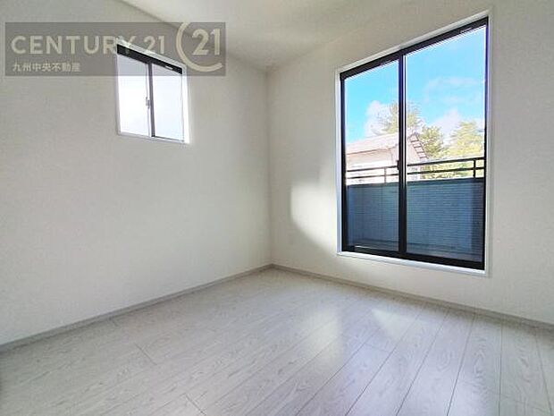 【洋室】開放的なバルコニーに面したお部屋。採光良好な快適空間です。