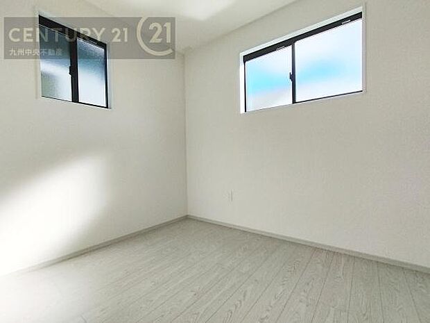 【洋室】2面採光を確保したお部屋。爽やかな風を感じて起きる朝は、快適生活の始まりに。