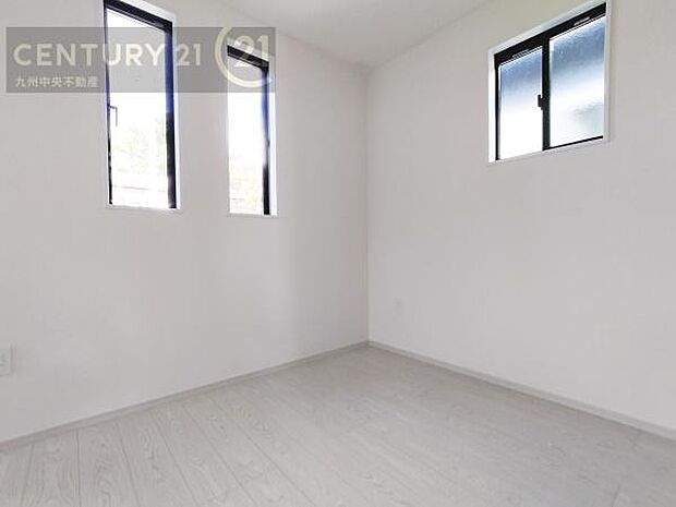 【洋室】2面採光を確保したお部屋。爽やかな風を感じて起きる朝は、快適生活の始まりに。