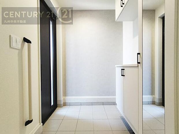 【玄関】玄関をスッキリに見せるために、シューズボックスを設置しました。オシャレは足元から。