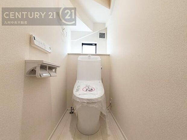 【トイレ】汚れてもサッとひと拭きでお手入れ簡単、エコ仕様の温水洗浄便座付きのトイレです。バリアフリーにも配慮しています。