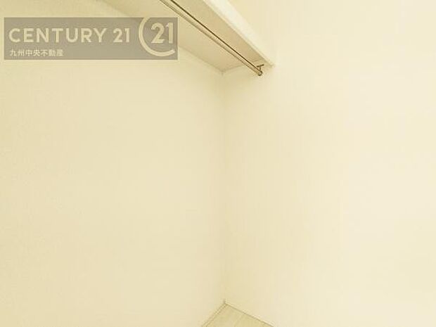 【ウォークインクローゼット】大型収納で片付け安心、生活にゆとりができ、お部屋もスッキリします。