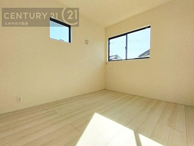 【洋室】2面採光を確保したお部屋。爽やかな風を感じて起きる朝は、快適生活の始まりに。