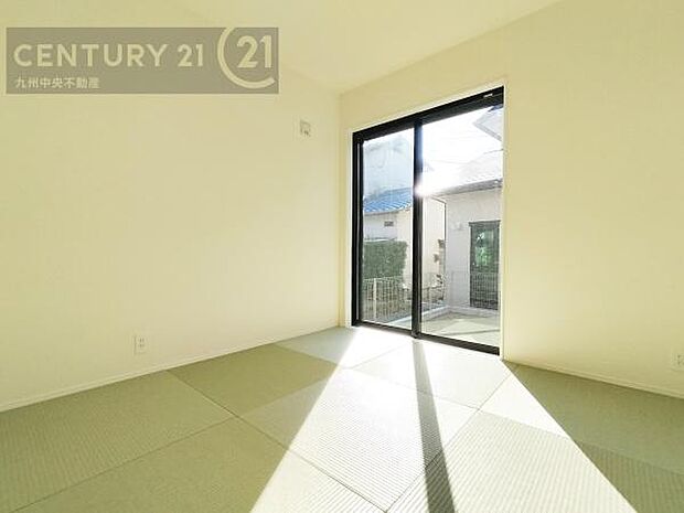 【和室】あると嬉しいリビング横の和室。小さなお子様の遊ぶスペースやお昼寝タイムにも最適です。