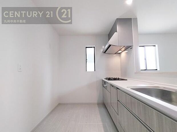 【キッチン】家族との会話を楽しめながら、お子様を見守りながら、お料理をすることができます。