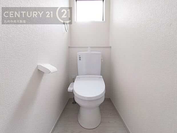 【トイレ】汚れてもサッとひと拭きでお手入れ簡単、エコ仕様の温水洗浄便座付きのトイレです。バリアフリーにも配慮しています。