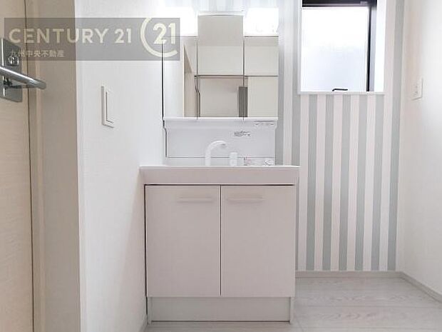 【洗面所】広々とした洗面スペースで朝時間も快適に。鏡の両サイドは、必要なものを取り出しやすく、大きな鏡面で朝の準備もスムーズに。