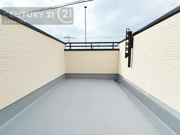 【バルコニー】日当たり良好なバルコニー。洗濯物やお布団もポッカポカに。