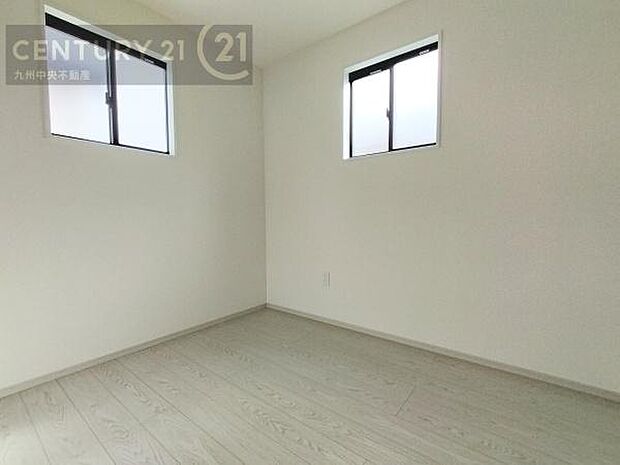 【洋室】家族一人ひとりの大切なプライベート空間。趣味に合わせて使って頂けるようシンプルに仕上げてあります。